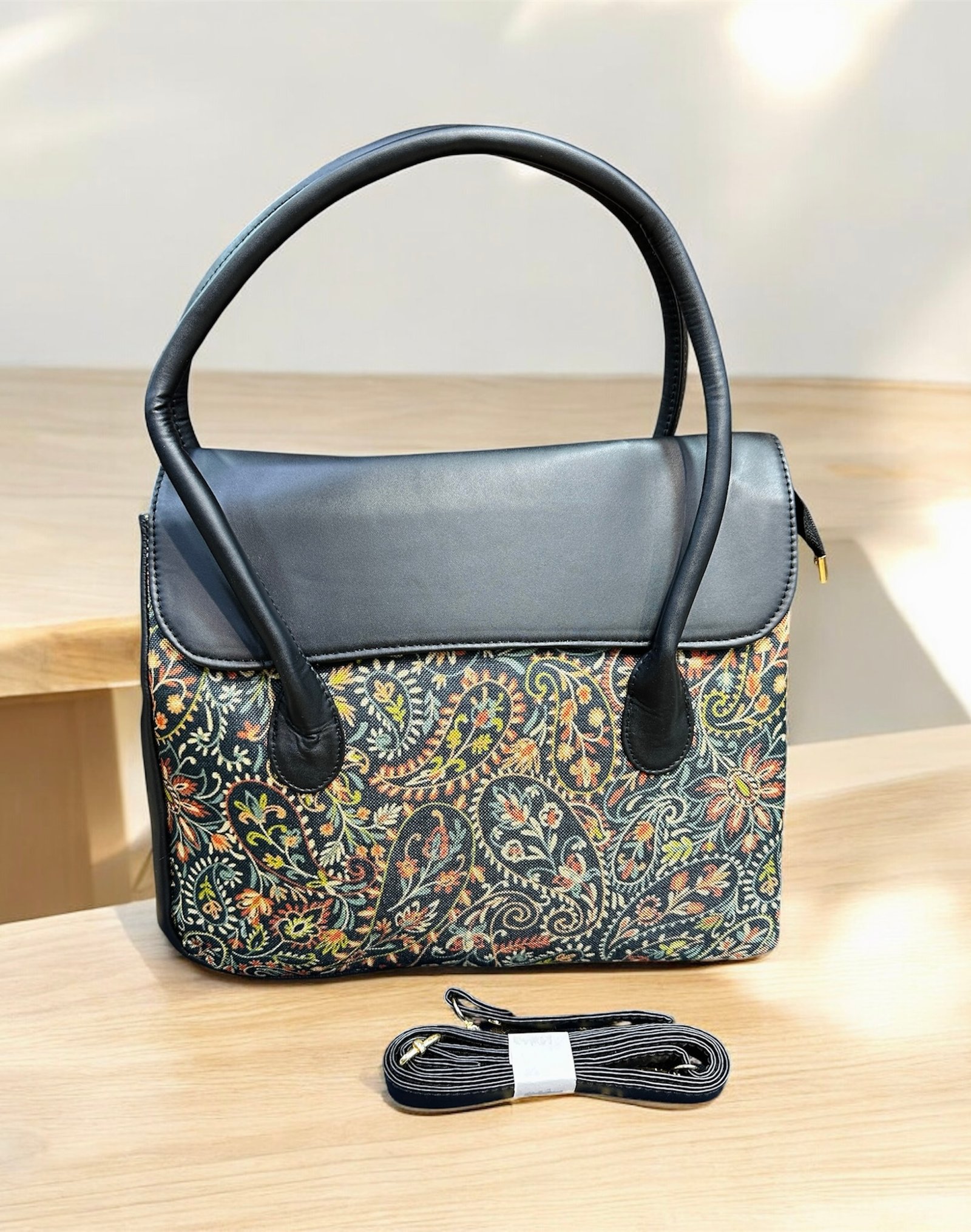 Flap tote 04 Flap Tote - Image 1